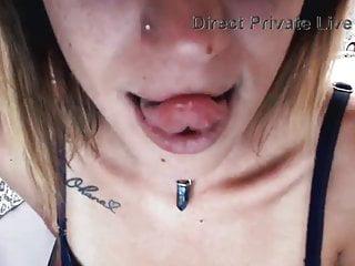 Die Dame hazel wird von hazel bearbeitet