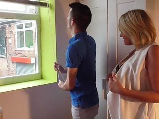 M&uuml;tter machen ihre Stiefs&ouml;hne gl&uuml;cklich - MILFs vernaschen junge Kerle