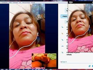 Sexgöttin bereitet sich auf die Couch vor