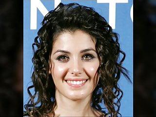 Geile Titten und riesen Titten werden von zwei Schwänzen gefickt