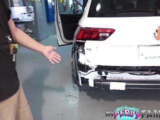 Er fickt seine Freundin in der Garage