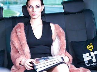 Junges Babe wird von ihrem Geliebten hart gefickt