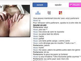 Blonde Französin reibt ihre Pussy vor der Cam