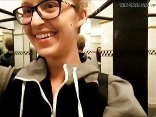 Emma banks zeigt uns was sie hat