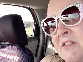 Zoey zeigt ihre Titten und masturbiert am Strand