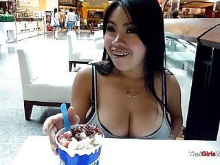 Thai mit grossen Titten hat viel Spass