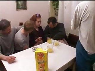 Sie hat Spass mit Vater und dessen Freundinnen