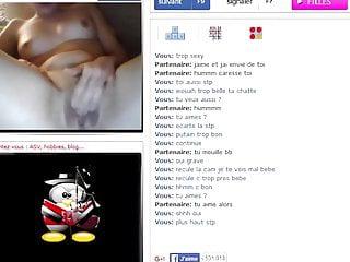 Geile französische Teen spielt mit ihrer kleinen Muschi