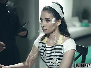 Pure doppeltes Vergnügen junge Hausfrau steht auf Analsex