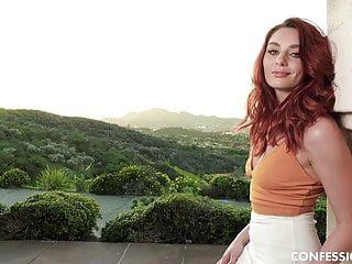 Die natürlichen Titten ziehen sich ein neues Tattoo aus