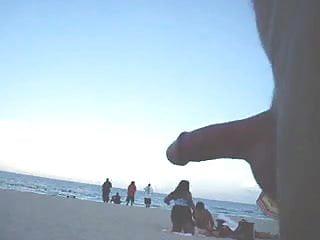 Steifer Schwanz zeigt sich in voller Pracht am Strand-Voyeur Porno