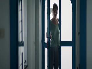 Jungfrau Eifra Nue hat erstes Mal Sex vor dem Kamin