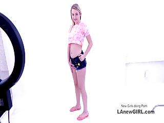 Kleine jährige Teen bläst beim Casting einen Schwanz