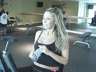 Sexy junges Model kriegt eine dicke Spermaladung ins Gesicht