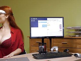 Süße rothaarige bläst für ihr Leben gerne