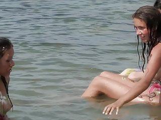 Nudisten Milfs und Teens in einer wilden Szene