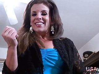 Reife Frau treibt es mit einem jungen Kerl