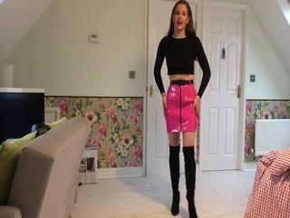 Heute will ich nuttig sein - Eine Schlampe testet glänzende Latexkleidung