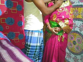 Ehefrau mit verbundenen Augen wird für Geld gefickt