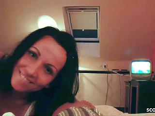 Deutsche Amateurin fickt mit ihrem Stiefsohn und dessen Freund