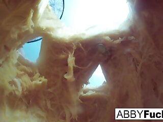 Babe Abigail Mac masturbiert mit einem Dildo