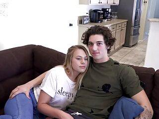 Teen Pornostar mit dicken Titten beim Sex mit dem jungen Boy