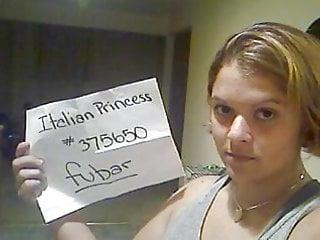 Dralle Italienerin fickt mit einem sehr langen Schwanz