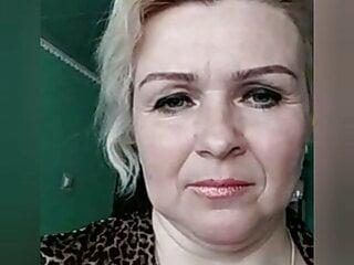 Nackte Russin zieht sich vor der Kamera aus