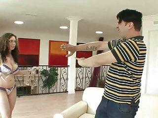 Busige reife Brünette verführt jungen Mann zum Sex