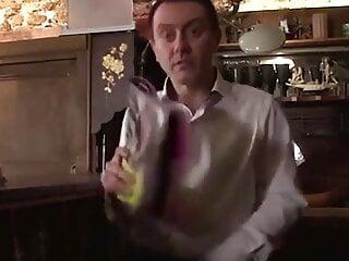 Milf aus Frankreich - Amateurin fickt im Freien