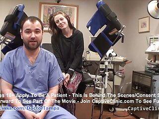 Junge Brünette wird von ihrem Arzt untersucht