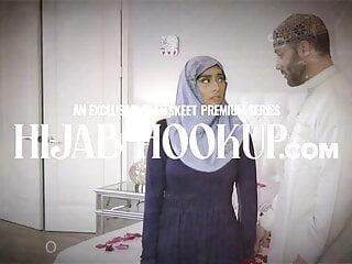 Die kurvige Adriana Maya wird von einem grossen Schwanz bestraft