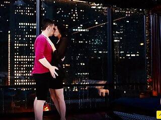 Chica wird in den Arsch gefickt