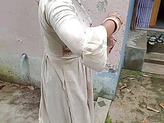 Anja ist eine geile Mutter die auf Pisse steht