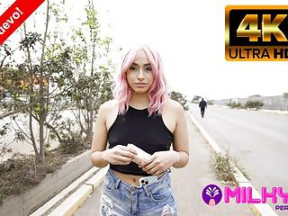 Perverser Kerl hilft seiner Freundin beim wichsen in der Umkleidekabine