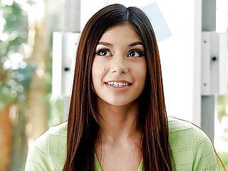 Scharfe Latina arbeitet für einen Job und hat spaß dabei