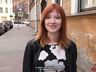 Die rothaarige Nymphomanin wird beim Casting genagelt