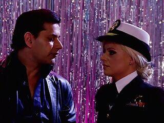 Anna Bell Peaks und ihr Partner machen Liebe in der Küche