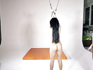 Junge Brünette Daphne wird von einer Domina gefoltert