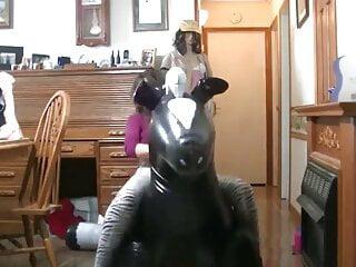 June Marie präsentiert sich mit ihrem Freund