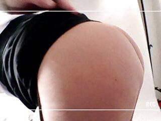 Gut bestückte Blondine bei Gangbang mit drei Männern