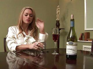 Blondes Luder schaut zu wie ihre Freundin gefickt wird