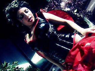 Brünette in Netz rubbelt sich die Fotze