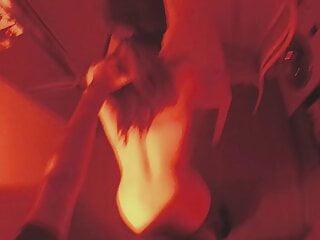 Eine rauchende Milf im korstett und Strapse lässt sich vom tätowierten Kerl die Fotze besamen - Femdom hd