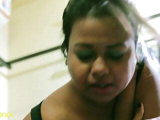 Junge Inderin wird vor den Augen ihres Freundes gefickt