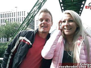 Straßen schleppt junge Blondine zum Analfick ab