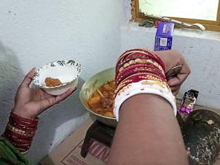 Junge Brünette indische Putzfrau in der Küche gefickt