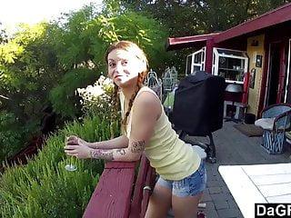 Sie macht es ihm unter freiem Himmel