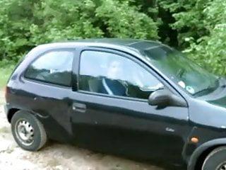 Deutsches Paar und Frauen auf dem Parkplatz