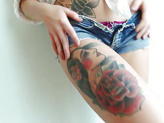 Kleine tätowierte Schlampe zeigt ihren engen Arsch in sexy Unterwäsche